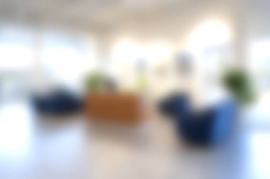 Şık mobilyaların ve büyük pencerelerin bulunduğu parlak ve modern bir ofis keşfet. Mekan konfor, yaratıcılık ve üretkenlik için tasarlanmıştır..