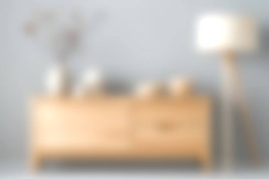 Sakin bir oturma odası sahnesi şık ahşap mobilyalar, yumuşak renkler ve zarif dekorlar sergiliyor. Tema ilhamı veya iç tasarım projeleri için mükemmel.