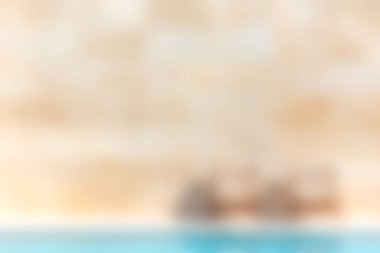 Sakin turkuaz sularda yüzen küçük ahşap bir teknenin olduğu çarpıcı bir sahil sahnesi. Sıcak güneş ışığı, sakin çevreyi aydınlatarak rahatlamak ve keşfetmek için mükemmel bir kaçış yolu yaratır..