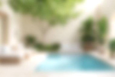 Bereketli yeşillik ve zarif dekorlarla çevrili sakin bir açık havuz keşfedin. Huzurlu bir ortamda rahatlamak ve gençleşmek için mükemmel..