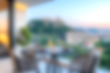 Serin bir açık hava yemek alanı. Sersemletici bir dağ ve gün batımı manzarası olan rahat mobilyalar. Rahatlamak ve doğanın güzelliğinin tadını çıkarmak için mükemmel..