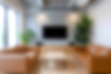 Modern mobilyaların ve doğal elementlerle rahatlamak ve çağdaş yaşamak için tasarlanmış rahat bir atmosferin yer aldığı görsel olarak çekici bir oturma odası..