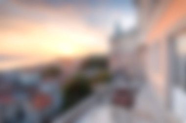 Balkondan güzel bir gün batımı manzarası huzurlu bir manzara sunuyor. Sahil şehrinin üzerinde gökyüzünü aydınlatan yumuşak renklerle. Rahatlamak ve huzur vermek için mükemmel..