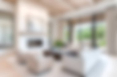 Zarif mobilyaların ve bol doğal ışığın olduğu rahat bir oturma odası. Davetkar uzay, yumuşak dokuları ve sıcak tonlarıyla, rahatlamak için ideal modern bir tasarım sergiliyor..