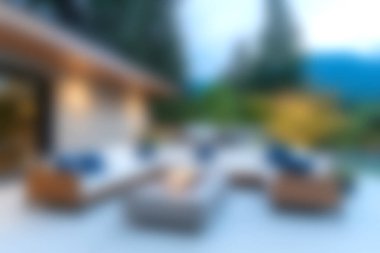 Lüks mobilyaların, yemyeşil yeşilliğin ve rahatlama ve toplanma için mükemmel rahat bir ortamın olduğu sakin bir açık hava alanının tadını çıkarın..