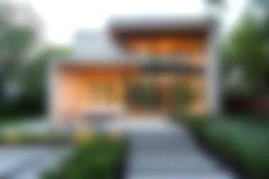 Şık, modern bir ev, çarpıcı bir görünüme ve verimli bir peyzaja sahip yenilikçi bir mimari sergiliyor ve sakin bir ortamda davetkar bir ortam yaratıyor..