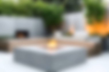 Çağdaş oturma yerleriyle çevrili, yemyeşil ortamda rahat toplanma ve rahatlama için mükemmel bir ateş çukuru olan güzel bir açık alan..