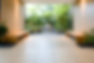 Bereketli yeşillik ve yumuşak ışıklandırma içeren sakin bir bahçe alanı. Huzurlu bir atmosfer yaratmak ve modern dekorasyonda rahatlığı arttırmak için mükemmel..