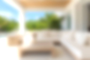 Rahat mobilyalar ve canlı yeşilliklerle donatılmış, güneşli bir ortamda rahatlamak ve keyif almak için mükemmel tasarlanmış güzel bir avlu..