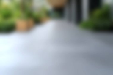 Canlı yeşilliklerle çevrili bulanık bir yolun huzurlu bir görüntüsü, sakin ortamlar için modern açık hava tasarımının özünü yakalıyor..