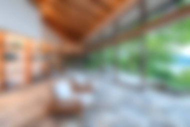 Bu resim, ahşap aksanlı ve geniş pencereli rahat ve modern bir yaşam alanını içeriyor..