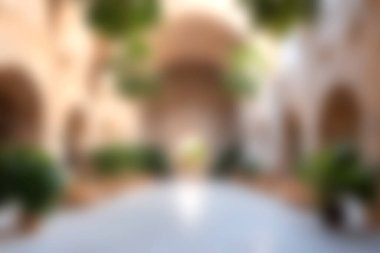 Yumuşak ışıklandırma ve gür yeşillik içeren zarif iç mekan sakin bir atmosfer yaratıyor. Tasarım ve doğada rahatlama ve ilham için ideal..