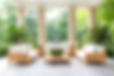 Bu davetkar açık alan yemyeşil ve doğal ışıkla çevrili rahat mobilyaları barındırıyor. Rahatlamak için mükemmel..