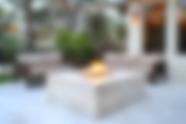 Zarif bir ateş çukurunun bulunduğu ve canlı yeşilliklerle çevrili sakin bir açık hava oturma alanı. Rahatlama ve sosyal toplanma için idealdir, bu alan açık havada yaşamı geliştirir..