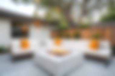 Yeşilliklerle çevrili, rahatlamak ve doğanın tadını çıkarmak için mükemmel modern mobilyaların bulunduğu büyüleyici bir açık alan..