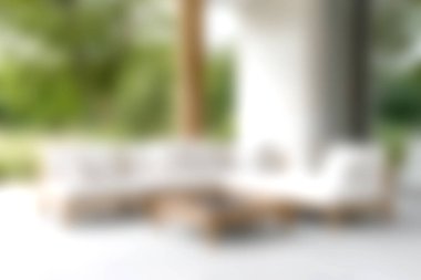 Yeşillik içinde modern mobilyaların bulunduğu rahat bir açık hava yaşam alanı keşfedin. Rahatlamak ve rahatlamak için mükemmel sakin bir atmosferin tadını çıkar..