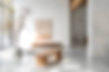 Modern mobilyalar ve doğal ışığın yer aldığı parlak ve davetkar bir oturma odası. Şık bir ortam yaratıyor. Rahatlamak için mükemmel bir ortam..