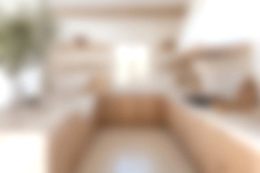 Bu resim, modern ahşap kaplamalı, parlak, minimalist bir mutfak sergiliyor. Doğal ışığı arttırıyor ve sıcak ve davetkar bir atmosfer yaratıyor..