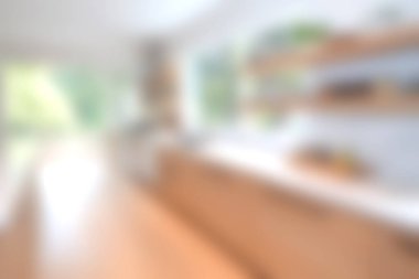 Açık alan, doğal ışık ve rahat bir yaşam ortamı için şık ahşap elementler içeren parlak ve modern bir mutfak. Aile toplantıları için mükemmel..