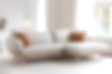 Parlak bir oturma odasına kurulmuş şık, modern bir kanepe. Tarafsız tonlar ve dekoratif yastıklar var. Rahat ve davetkar bir atmosfer yaratıyorlar..