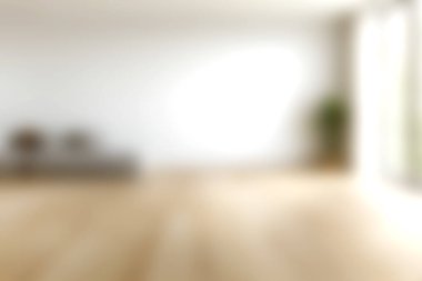 Geniş ahşap zemin ve bol doğal ışık içeren, rahat ve davetkar bir atmosfer yaratan, ferli ve modern bir oturma odası..