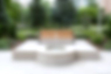 Çağdaş mobilyaların bulunduğu dingin bir açık hava salonu keşfedin. Yeşillik, rahatlama ve sosyal toplanma için mükemmeldir..