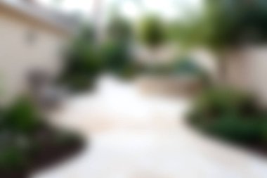 Yumuşak odaklı bahçe yolu yemyeşil ile çevrili sakin bir açık alan yaratır, güzel bir ortamda rahatlama ve doğa değerini arttırır..