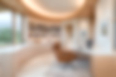 Doğal ışık, sıcak tonlar ve üretkenlik ve yaratıcılığa ilham veren zarif tasarım unsurlarının yer aldığı huzurlu ve modern bir çalışma alanı keşfedin..