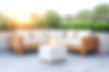 Büyüleyici bir açık hava salonu yumuşak yastıklı ahşap koltuklar, sıcak güneş ışığı banyosu, dinlenmek için sakin ve davetkar bir atmosfer sunuyor..