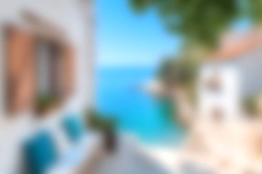 Güzel bir sahil sahnesi bulanık bir arkaplan, canlı mavi bir su ve berrak bir gökyüzü, rahatlama ve kaçma hissi uyandırmak için ideal..