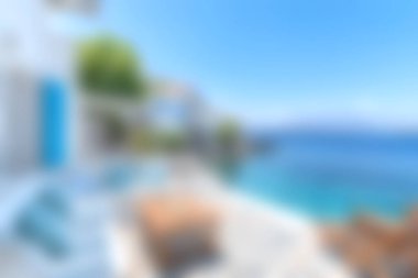 Parlak mavi bir gökyüzünün altında havuz kenarındaki bu sakin kıyı manzarasıyla lüks tatilin güzelliğini yaşayın. Rahatlamak için mükemmel..