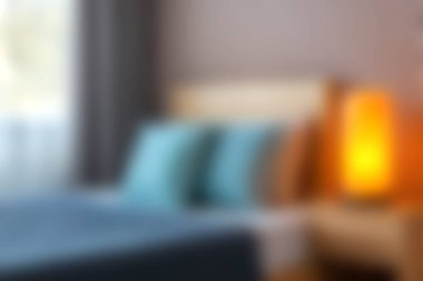 Yumuşak ışıklandırma ve zarif dekor unsurları olan rahat bir yatak odası, dinlenmek ve dinlenmek için ideal sakin bir atmosfer yaratıyor. Modern tasarım konfor ve stil sağlar, her ev için mükemmeldir..