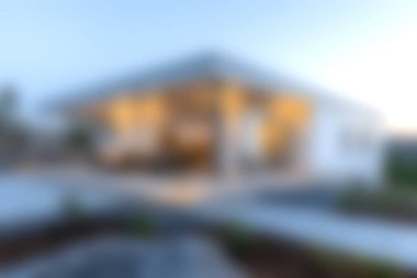 Modern bir mimari evde yenilikçi tasarım ve açık bir düzen sergileniyor, doğal ışık ve dingin açık alanlar vurgulanıyor, çağdaş yaşam için mükemmel..