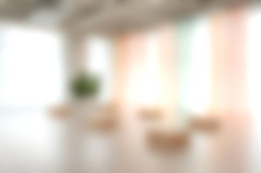 Bu havadar iç mekan, doğal ışığı güzel süzen yumuşak perdeli minimalist bir tasarım sergiliyor. Sakin atmosfer rahatlama ve yaratıcılığı davet ediyor..