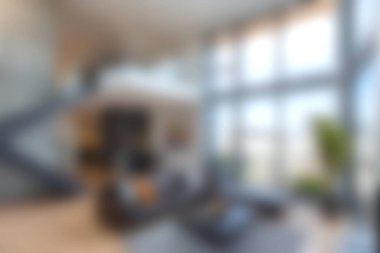 Modern bir kentsel dairede geniş bir oturma odasında geniş pencereler, doğal ışık ve rahatlık için mükemmel şık mobilyalar bulunur..