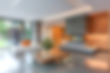 Bu modern oturma odasında doğal ışık ve minimalist tasarım var. Rahat bir atmosfer sunuyor. Rahatlama ve şık toplantılar için mükemmel..