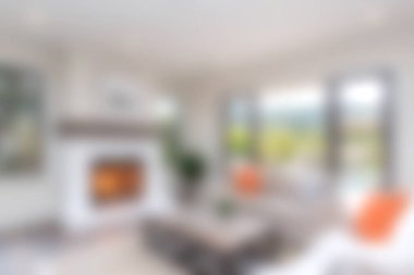 Rahat, modern bir oturma odası şık mobilyalar, parlak pencereler ve sıcak bir şömine rahatlama ve toplanma için mükemmel bir ortam yaratıyor..