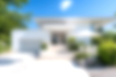 Parlak mavi gökyüzünün altında yemyeşil yeşilliklerle çevrili, temiz çizgiler ve zarafetin sergilendiği modern bir konutu keşfedin. Tasarım için mükemmel..