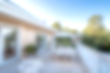 Parlak ve güneşli bir günde doğal elementlerle çevrili açık havada rahat mobilyalar sergilemek, rahatlama ve rahatlama için ideal..