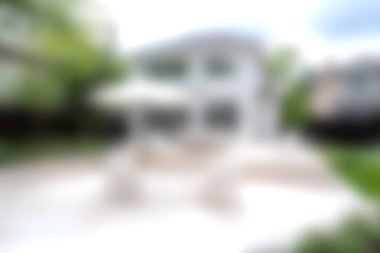 Serin bir havuzu ve yemyeşil bahçesiyle çevrili davetkar bir avlusu olan büyüleyici modern bir bahçe. Rahatlamak ve açık havada toplanmak için mükemmel bir yer..