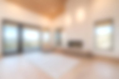 Bu modern oturma odası, geniş pencereli ve çarpıcı ahşap tavanlı parlak ve havadar bir alan sergiliyor. Rahatlama ve tarz için mükemmel..