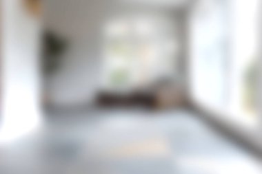 Doğal ışıkla dolu minimalist bir iç mekânın yumuşak bulanık görüntüsü rahatlatıcı ve sıcak bir atmosfer yaratıyor..