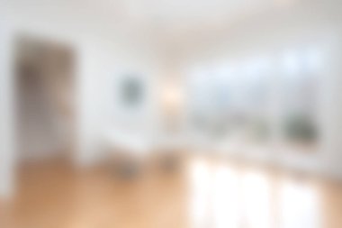 Parlak ve havadar oturma odasında modern dekor ve bol miktarda doğal ışık sergileniyor. Minimalist stil, ahşap döşeme ve kapalı bitkiler rahatlama ve rahatlama için ideal sakin bir atmosfer yaratıyor..