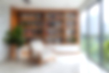 Parlak ve davetkar bir ev alanı. İçinde bitkiler ve kitaplıklar var. Bu modern oda mükemmel bir konfor, huzur ve estetik tasarım karışımı sunuyor..