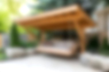 Yastıklardan yapılmış rahat bir açık hava salıncağı, sakin bir bahçe ortamında rahatlamaya davetiye çıkarır. Doğada sakin öğleden sonraları için mükemmeldir..