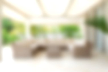 Yeşilliklerle çevrili rahat mobilyaların bulunduğu rahat bir açık alanda rahatlayın. Gündüz vakti toplanmak ve doğanın tadını çıkarmak için ideal..