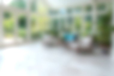 Modern mobilyaların, bol doğal ışığın ve bereketli yeşilliğin olduğu sakin ve davetkar bir ev alanı. Rahatlamak ve şık yaşamak için mükemmel..