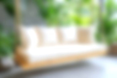 Serin yeşillik ve doğal dekor elementleriyle çevrili rahat bir kanepe. Yaz aylarında dinlenmek ve huzurlu ortamlar için ideal..