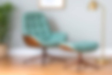 Güzel, modern bir sandalye şık bir oturma odası ortamında rahatlamaya davet eder, zarif tasarım, hafif ışıklandırma ve çekici ev dekorasyonu unsurları sergiler..