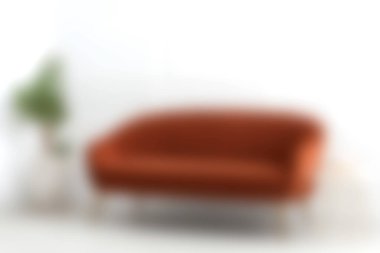 Sıcak turuncu döşemeli rahat ve modern bir kanepe zarif bir şekilde parlak bir iç mekanda, konfor ve tarz sağlıyor. Şık bir atmosferi olan herhangi bir yaşam alanını geliştirmek için ideal..